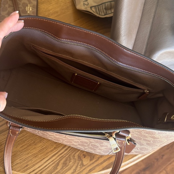 Station Tote Bag In Signature Canvas - Picture 5 of 8